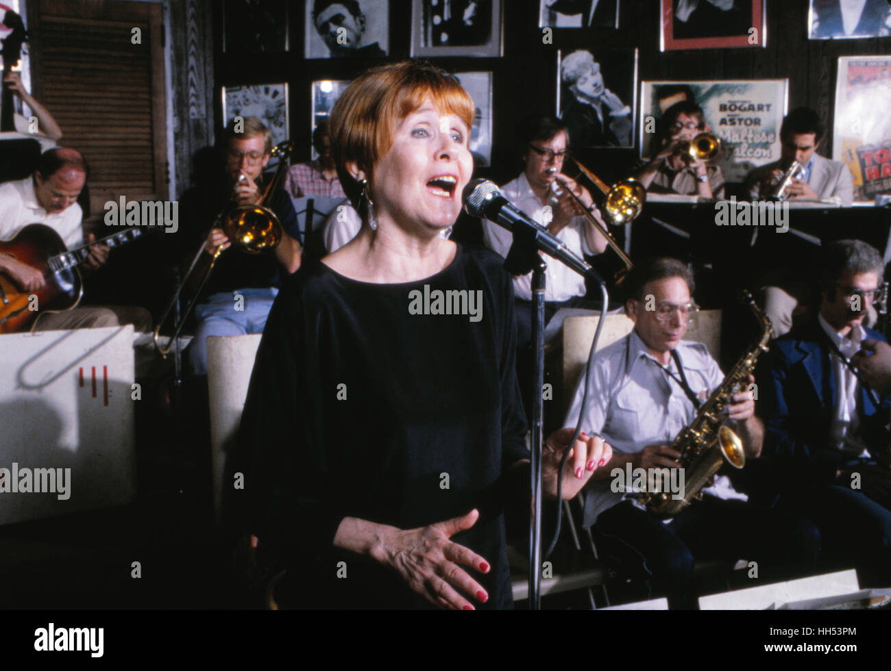 Sängerin Barbara Lea, während eines Auftritts im roten Blazer zu jazz-Club in New York City im Jahr 1982. Stockfoto