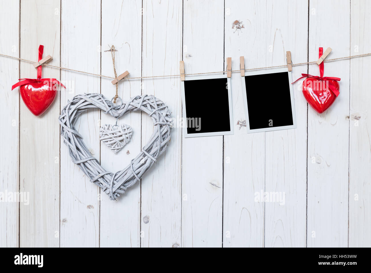 rustikale Deko Herzen und Foto Holzrahmen Vintage Holz-Hintergrund mit Raum hängen. Stockfoto