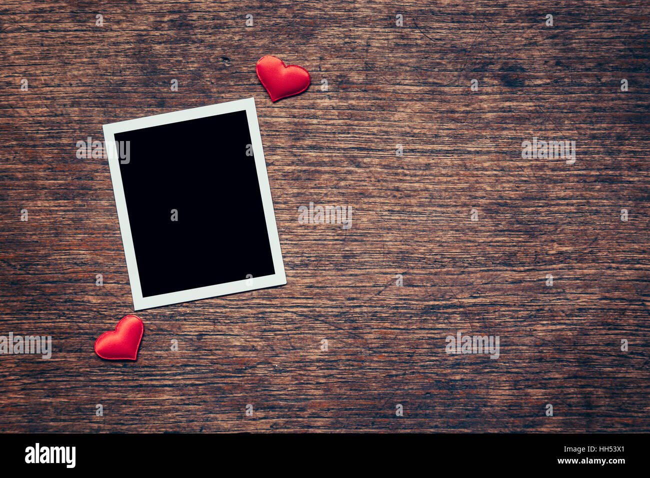 Leere Foto Frame und Red Heart auf Holz Hintergrund mit Raum. Stockfoto