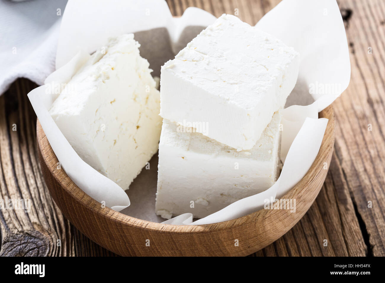 Bio-Milchprodukten auf rustikalen Holztisch. Landwirt Käse in Holzschale Stockfoto