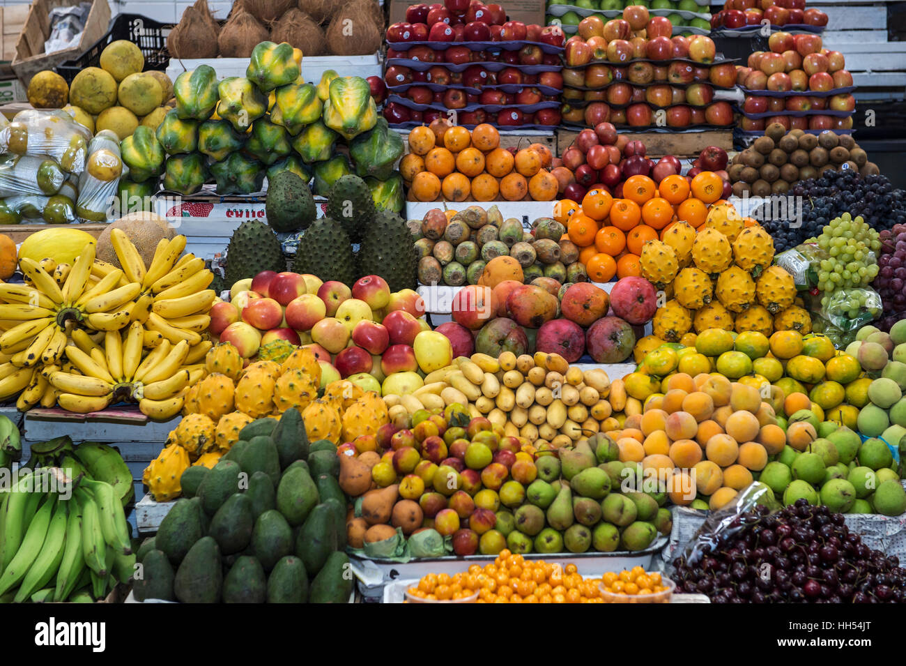 Bunte Obststand mit exotischen Früchten auf dem Display, Inaquito Markt Food-Court, Quito, Ecuador Stockfoto