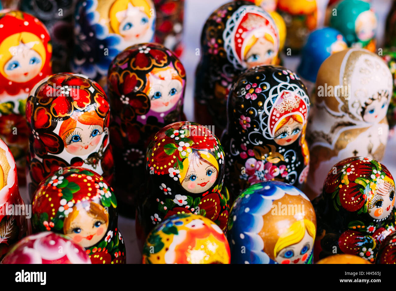 Schöne bunte russischen Nesting Dolls Matreshka am Markt. Matrioshka ist Leute kulturelles Symbol der Russischen Föderation. Hölzerne Puppe Matroschka Stockfoto