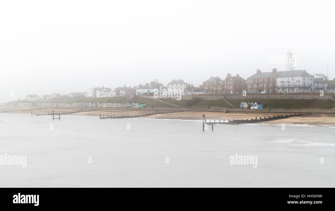 Fernen nebligen stimmungsvolle Bild am Strand von Southwold Suffolk England im Rückblick auf die Stadt vom pier Stockfoto