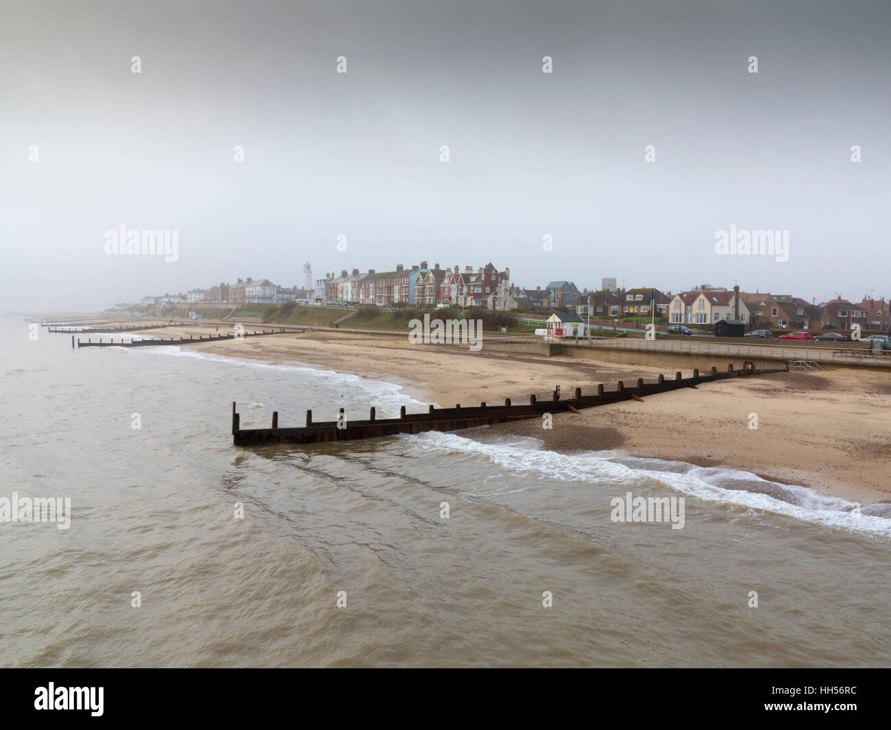 Fernen nebligen stimmungsvolle Bild am Strand von Southwold Suffolk England im Rückblick auf die Stadt vom pier Stockfoto