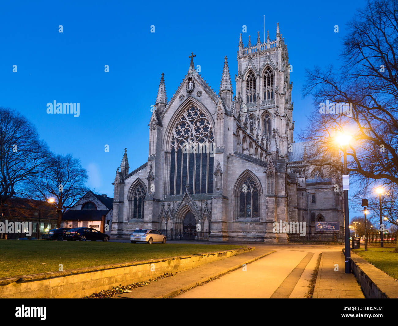 Die Minster Kirche St. George in der Dämmerung gebaut 1854-8 Von Sir George Gilbert Scott Doncaster South Yorkshire England Stockfoto