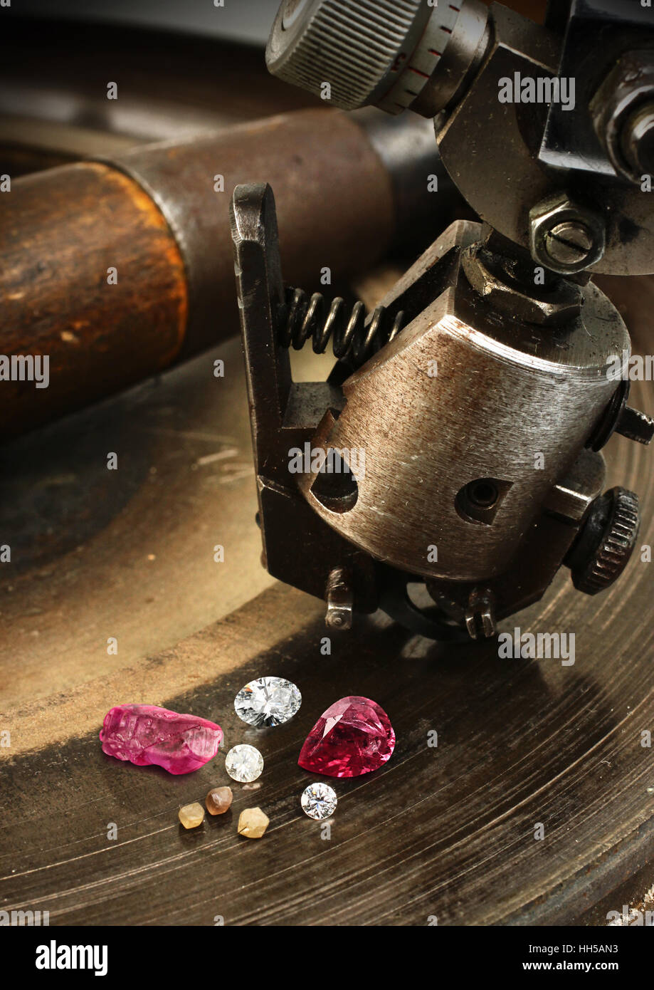 Facettierung Gemston, großen Diamanten Schmuck Ausrüstung auf Hintergrund. Stockfoto