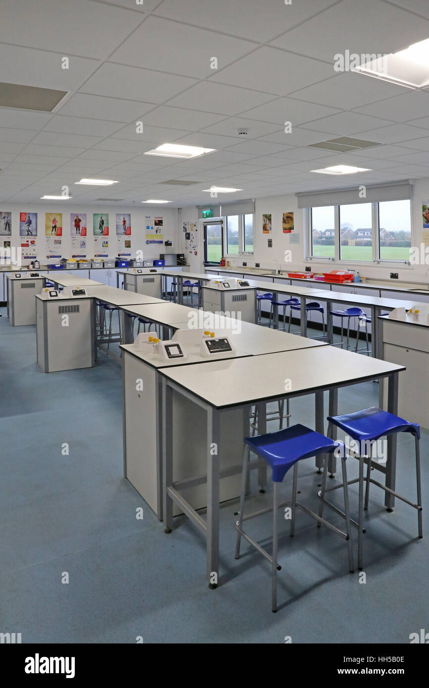 Naturwissenschaftlichen Unterricht in einer neuen UK-Sekundarschule. Zeigt Labor Bänke, Hocker und Wissenschaft Ausrüstung Stockfoto