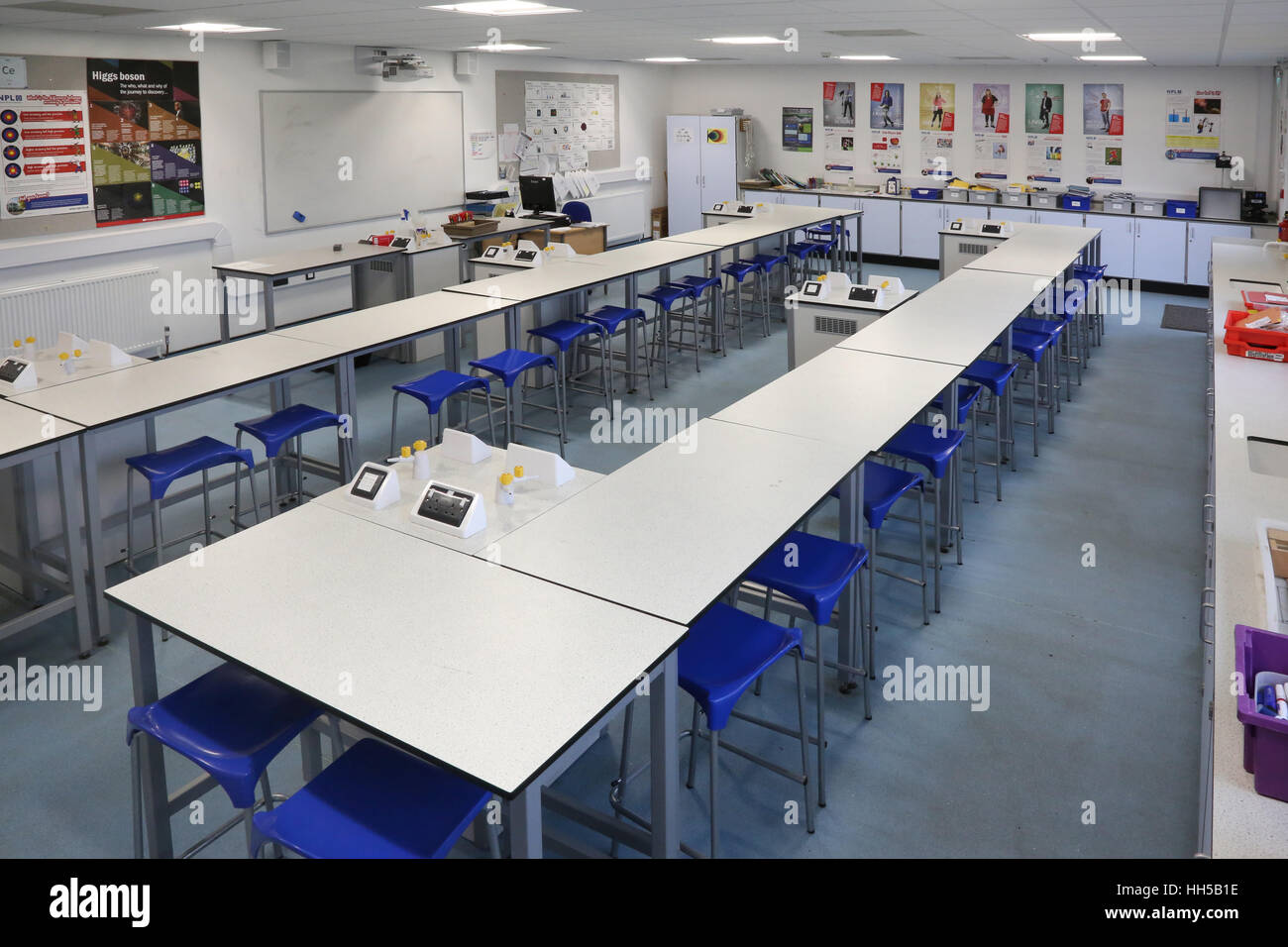 Science Klassenzimmer in einer neuen britischen Sekundarschule. Zeigt Laborbänke, Hocker und wissenschaftliche Geräte. Leer, keine Pupillen. Stockfoto