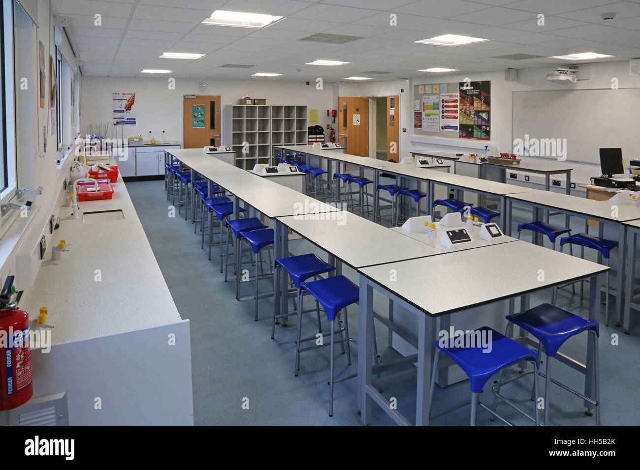 Science Klassenzimmer in einer neuen britischen Sekundarschule. Zeigt Laborbänke, Hocker und wissenschaftliche Geräte. Leer, keine Pupillen. Stockfoto