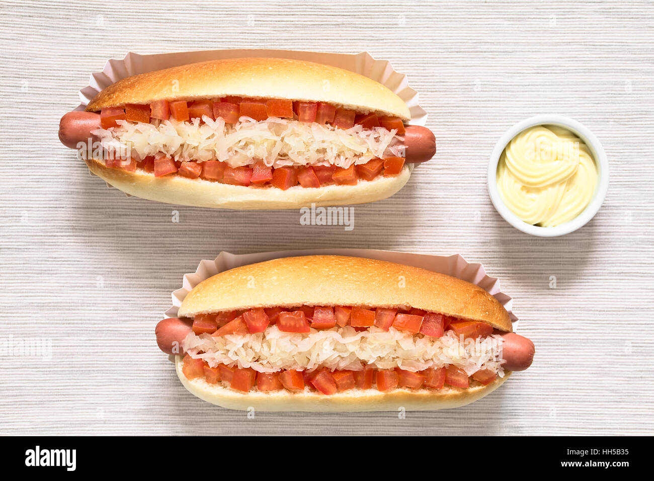 Chilenische Completo Clasico (klassisch) oder Aleman (Deutsch) traditionellen Hot-Dog Brötchen mit Tomate und sauerkraut Stockfoto