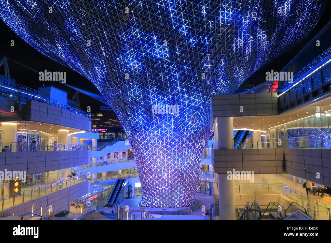 River Mall Shopping centre in Shanghai China. Fluss-Einkaufszentrum befindet sich an der Expo-Achse auf dem ehemaligen Gelände der Expo 2010. Stockfoto