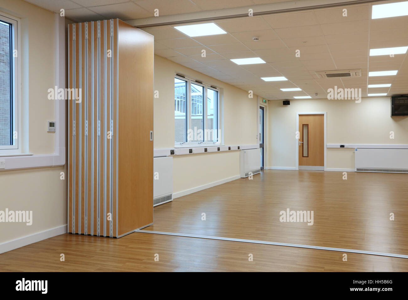 eine klappbare, Schiebe akustische Partition im Einsatz in einer neuen Schule Halle in Oxfordshire, Vereinigtes Königreich Stockfoto