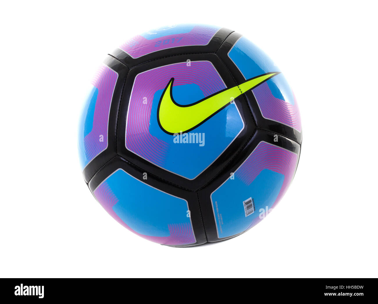 Nike Pitch Fußball auf weißem Hintergrund, Nike Inc. ist ein amerikanisches multinationales Unternehmen Stockfoto