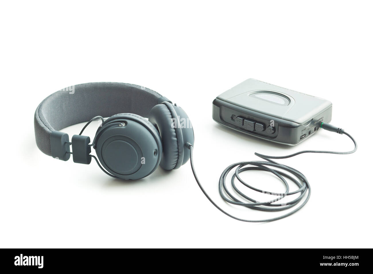Die Vintage-audio-Player und Kopfhörer isoliert auf weißem Hintergrund. Stockfoto