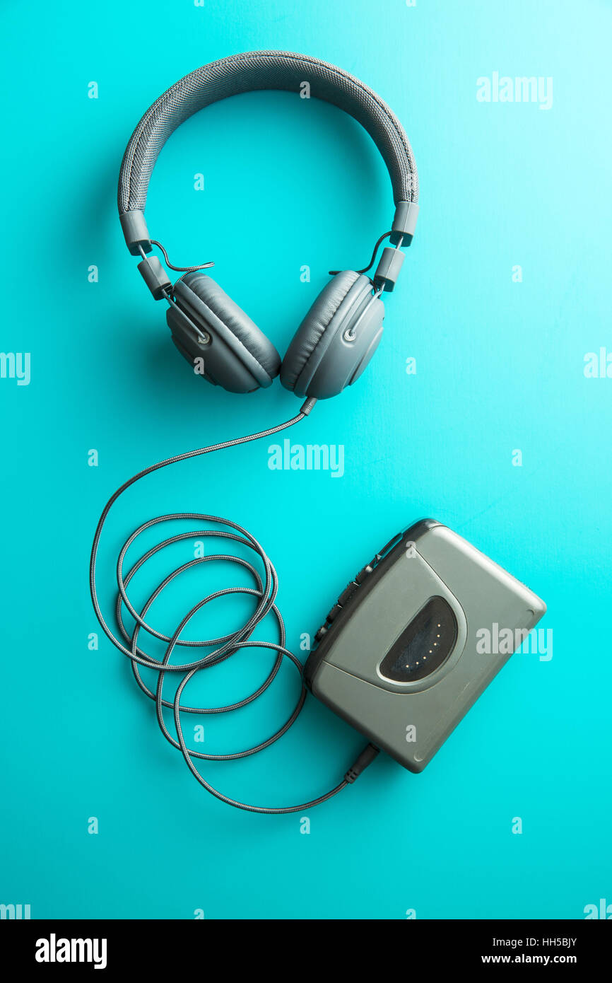 Die Vintage-audio-Player und Kopfhörer auf blauem Hintergrund. Ansicht von oben. Stockfoto