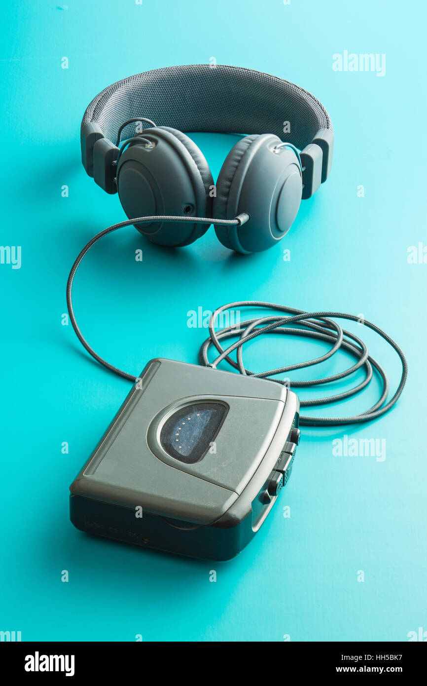 Die Vintage-audio-Player und Kopfhörer auf blauem Hintergrund. Stockfoto