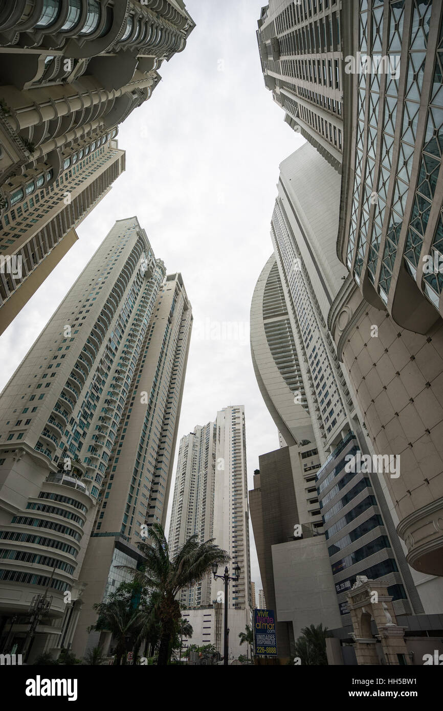 2. Juli 2016 Panama-Stadt: überlastet moderne Beton und Stahl Wohntürme am Meer Stockfoto