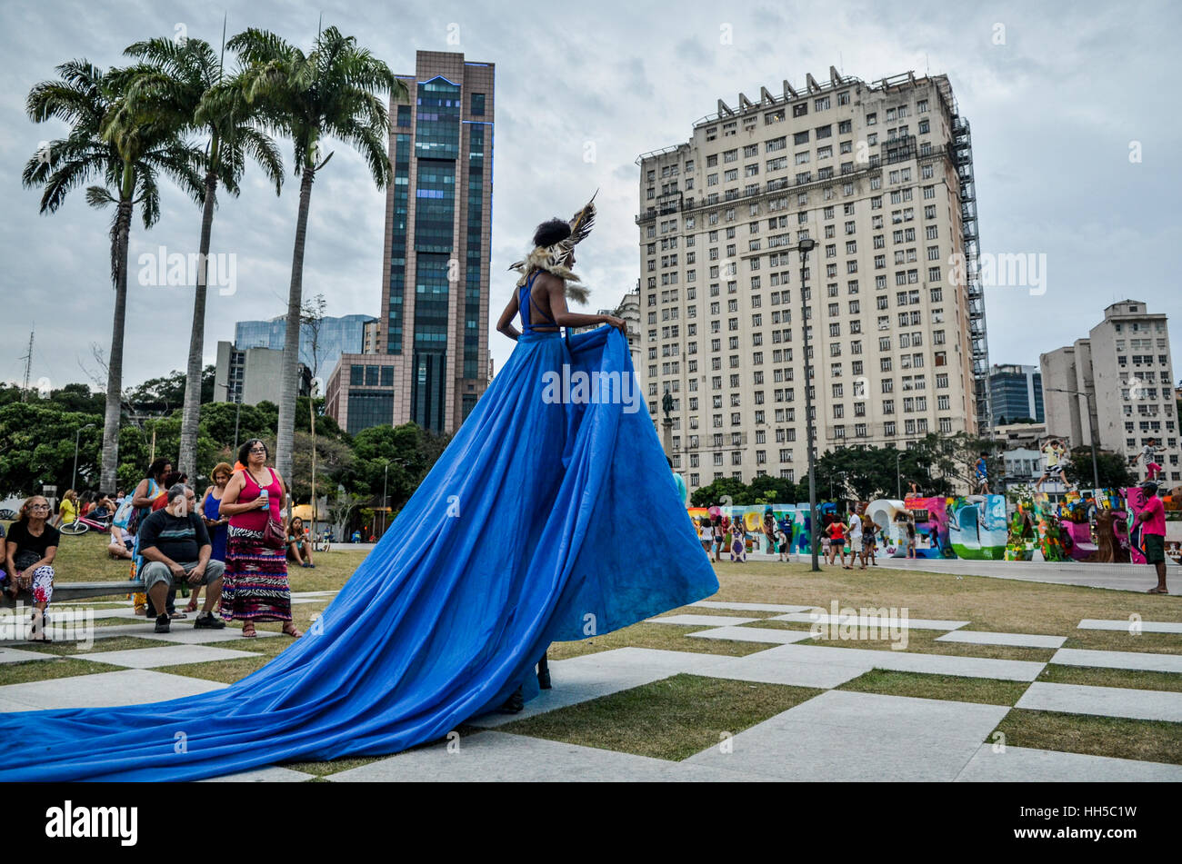 Darsteller in Kostüm als die Candomblé-Göttin des Ozeans, Iemanja, durchschreitet Maua Square in der Nähe von Innenstadt und der Hafen Region o Rio De Janeiro. Stockfoto