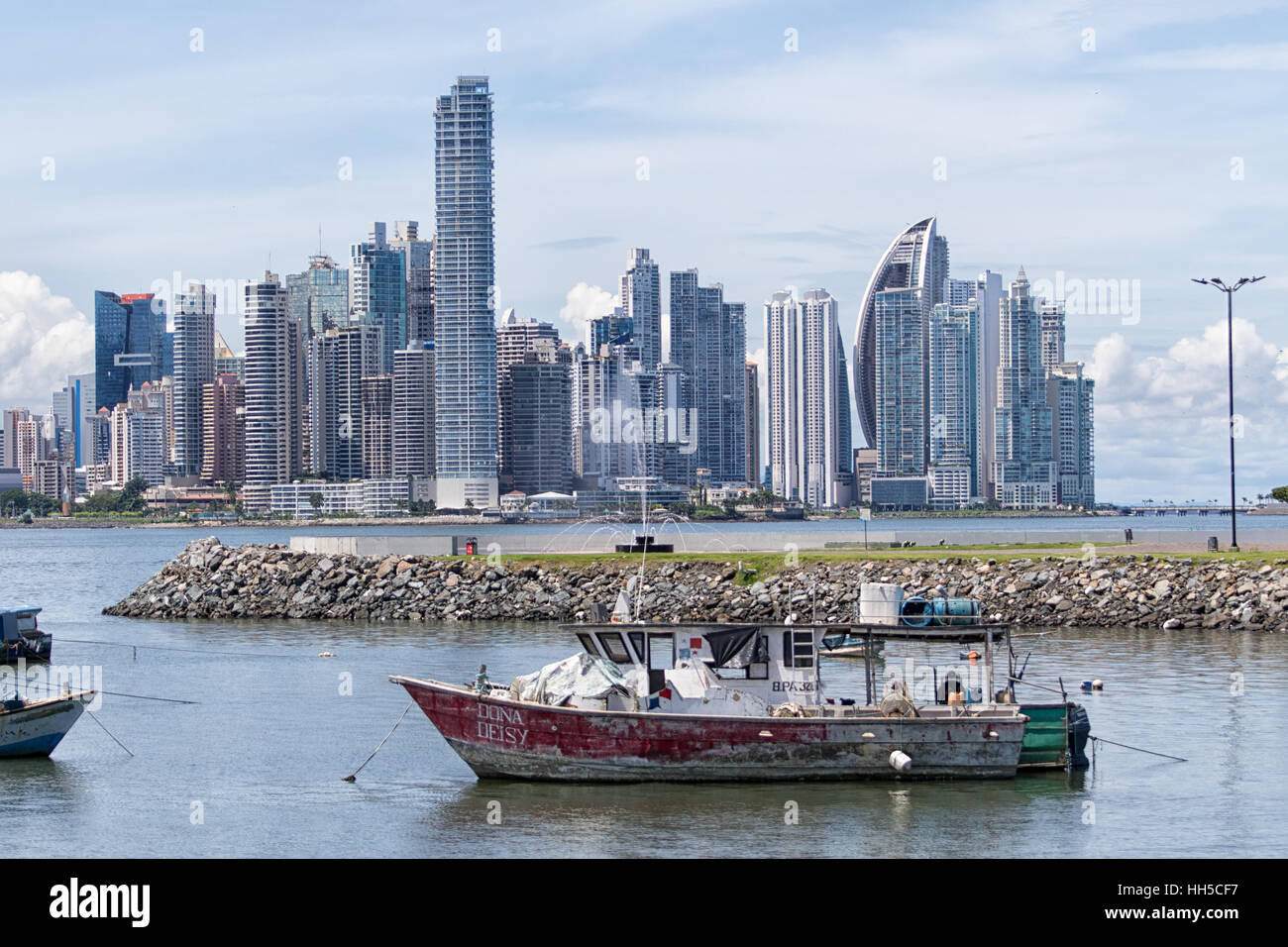 15. Juni 2016 Panama-Stadt: kleine Fischerboote auf dem Wasser mit dem modernen Zentrum von Hochhäusern-Hintergrund Stockfoto