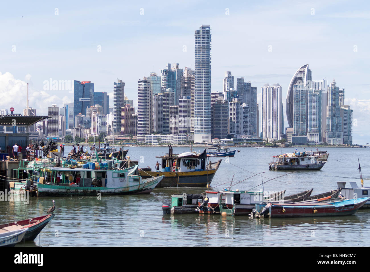 15. Juni 2016 Panama-Stadt: kleine Fischerboote auf dem Wasser am Fischmarkt mit der modernen Innenstadt treiben Stockfoto