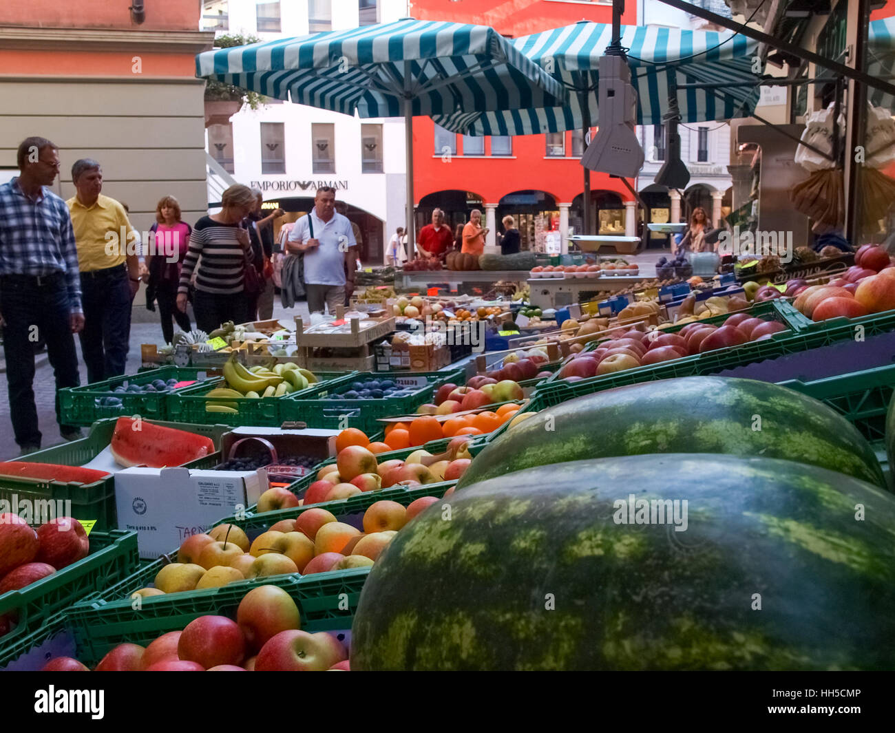 Lugano, Schweiz - 25. September 2014: Lugano, Schweiz. Obst e Gemüsemarkt auf den Straßen der Altstadt. Sie erfüllen verschiedene kommerzielle ein Stockfoto