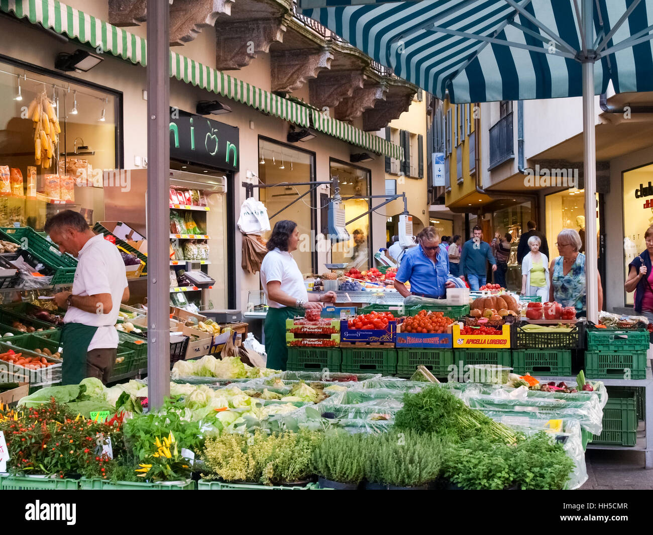 Lugano, Schweiz - 25. September 2014: Lugano, Schweiz. Obst e Gemüsemarkt auf den Straßen der Altstadt. Sie erfüllen verschiedene kommerzielle ein Stockfoto