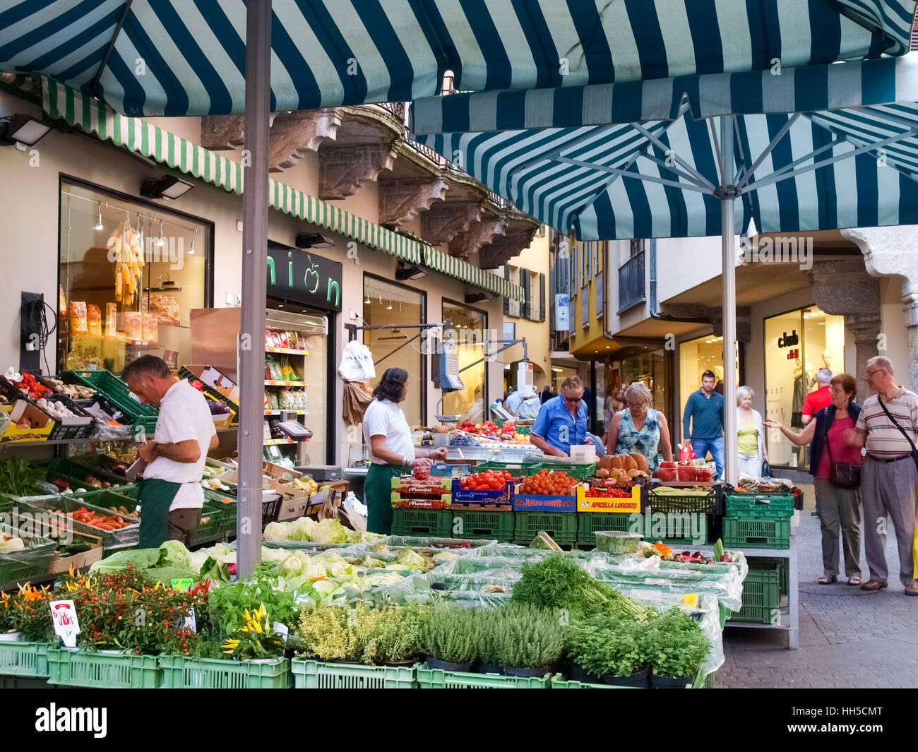 Lugano, Schweiz - 25. September 2014: Lugano, Schweiz. Obst e Gemüsemarkt auf den Straßen der Altstadt. Sie erfüllen verschiedene kommerzielle ein Stockfoto