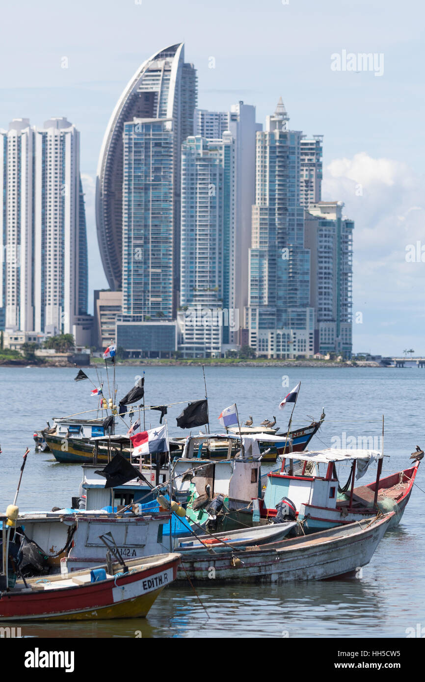 15. Juni 2016 Panama-Stadt: kleine Fischerboote auf dem Wasser am Fischmarkt mit der modernen Innenstadt Hochhäuser in der bac schwimmen Stockfoto