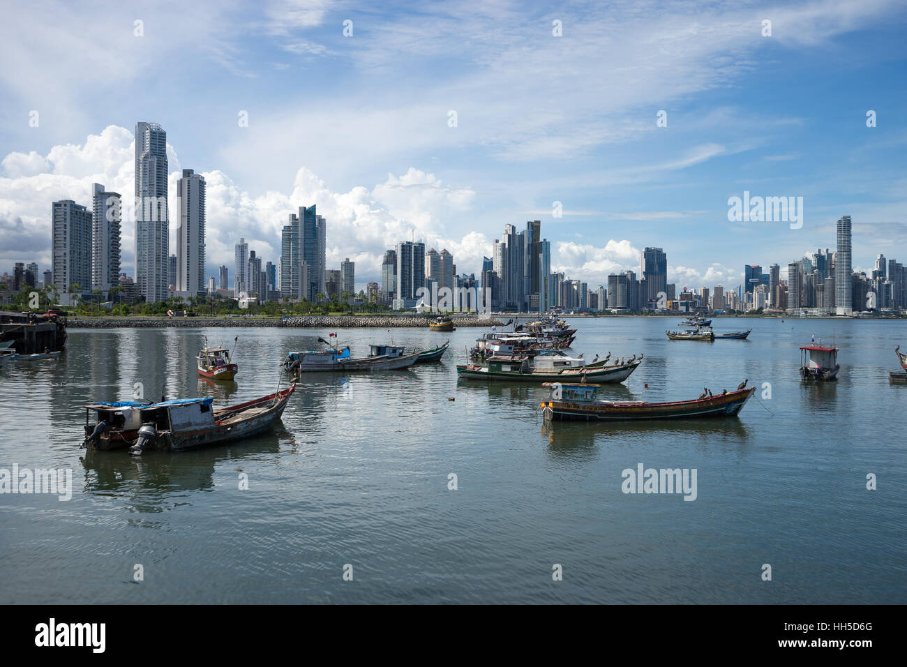 15. Juni 2016 Panama-Stadt: kleine Fischerboote auf dem Wasser mit der modernen Innenstadt Hochhäuser im Hintergrund treiben Stockfoto