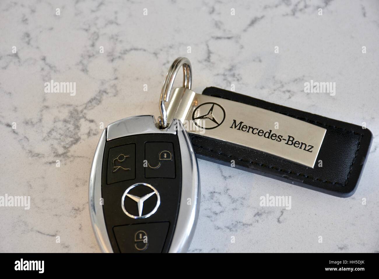 Mercedes Benz Schlüsselanhänger auf einer weißen Marmor Oberfläche
