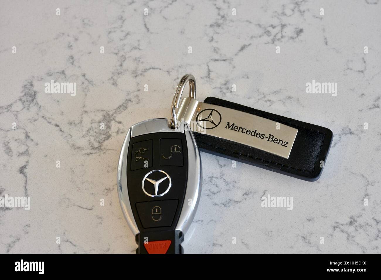 Mercedes Benz Schlüsselanhänger auf einer weißen Marmor Oberfläche  Stockfotografie - Alamy