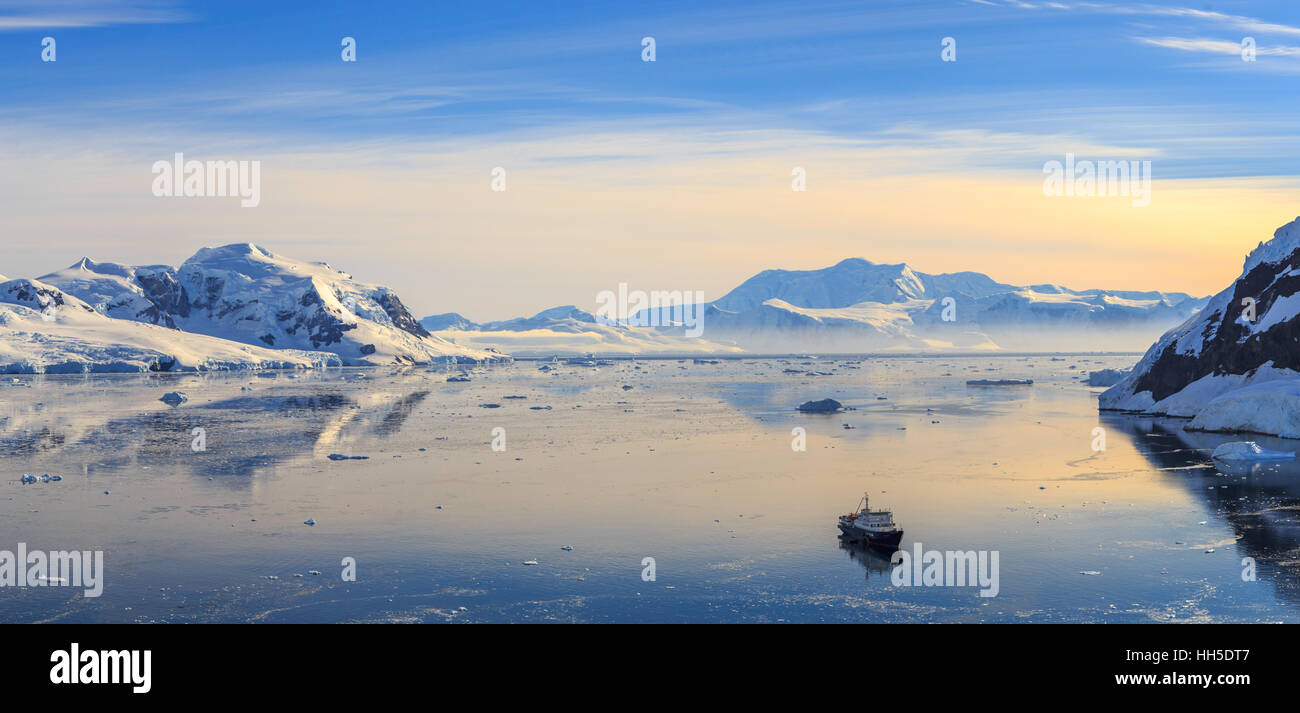 Neco Bucht umgeben von Gletschern und Kreuzfahrt Schiff driften langsam, Antarktis Stockfoto