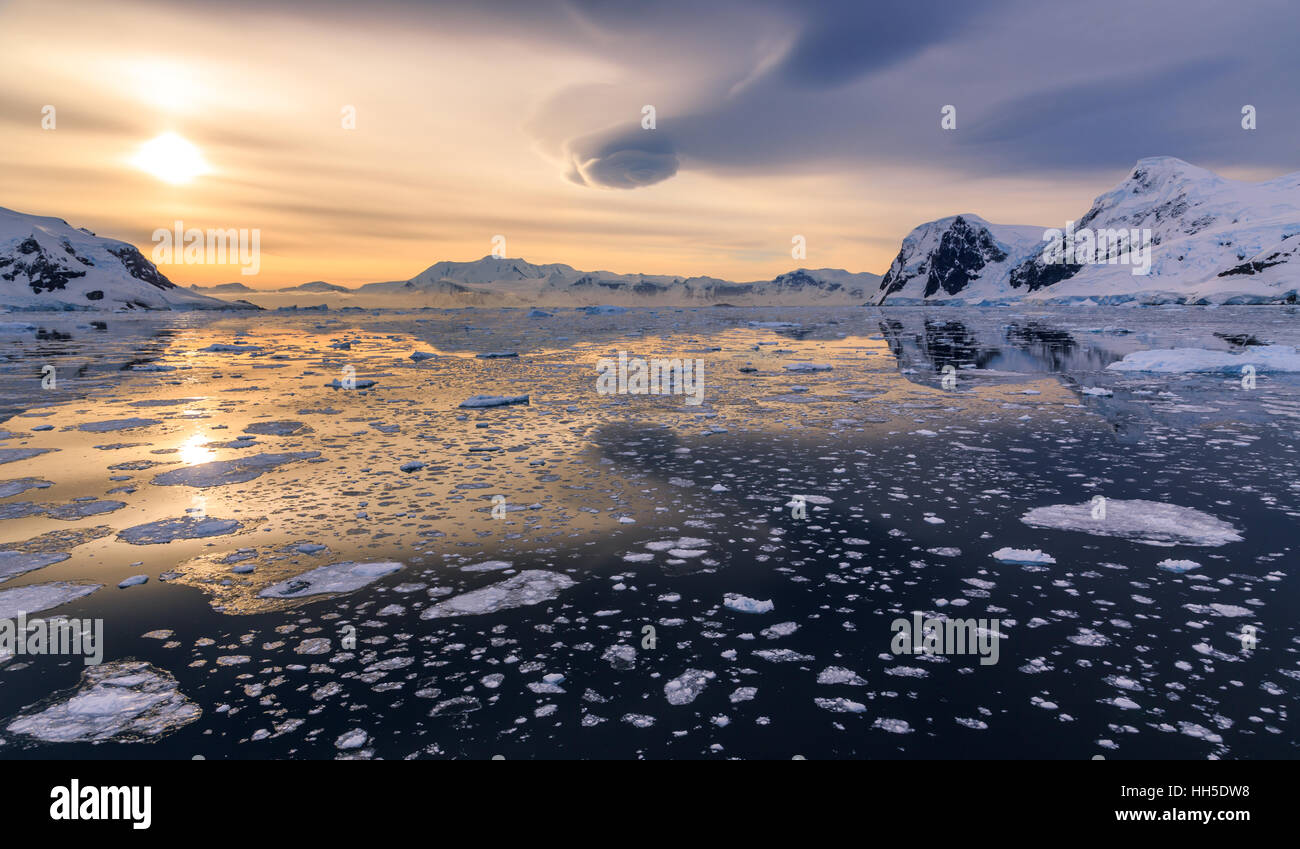 Eisberge und Sonnenuntergang widerspiegelt in Wasser bei Lemaire Strait, Antarktis Stockfoto