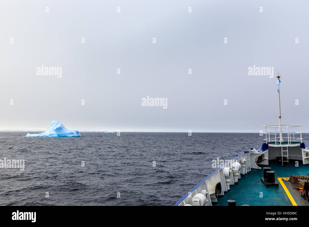 Schiff, Bug und Eisberg driften bei Lemaire-Kanal, Antarktis Stockfoto