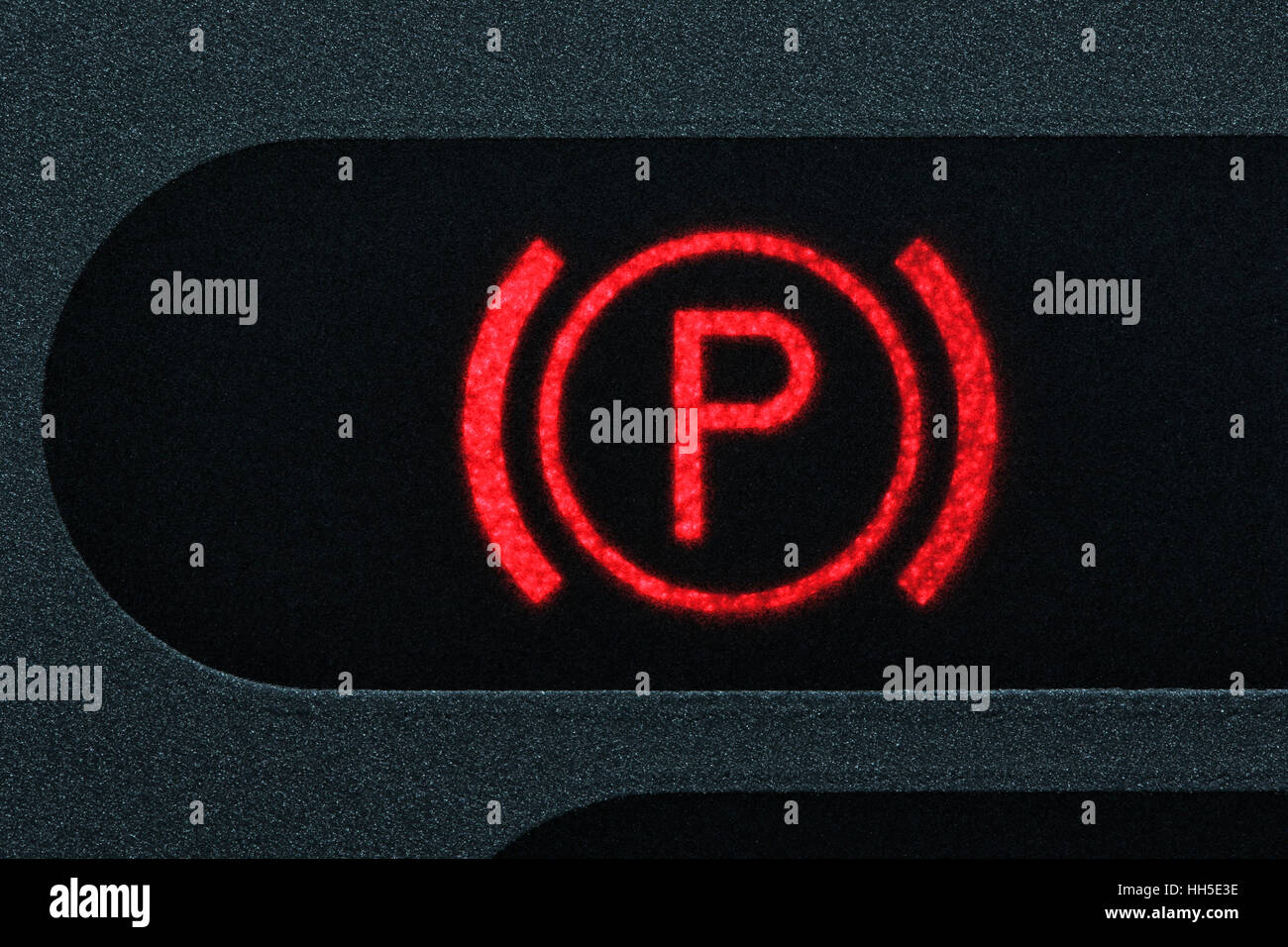 Parkplatz Bremse-Kontroll-Leuchte im Armaturenbrett Stockfoto