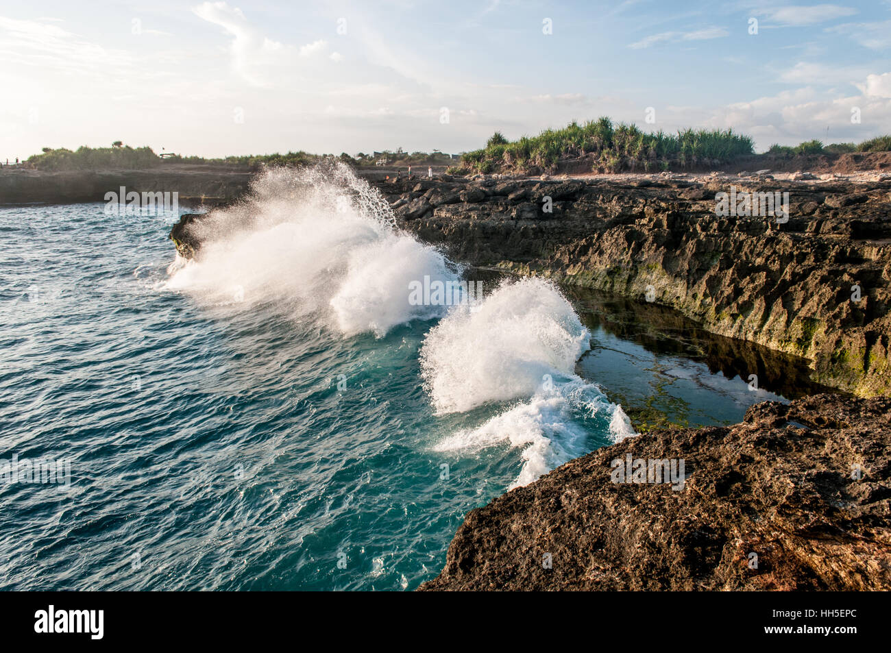 große Wellen brechen an Teufels Tränen, Lembongan, Bali, Indonesien Stockfoto