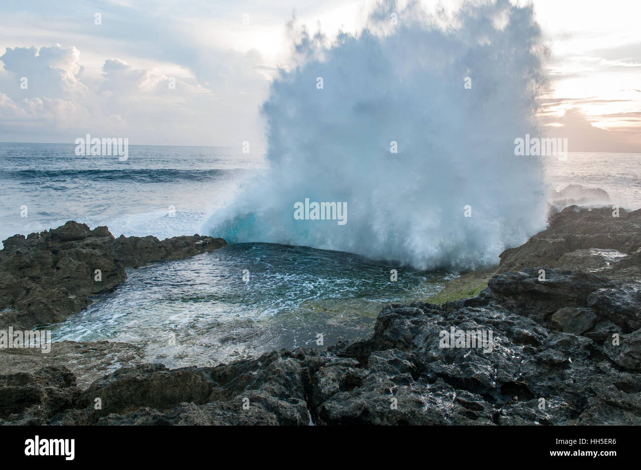 große Wellen brechen an Teufels Tränen, Lembongan, Bali, Indonesien Stockfoto