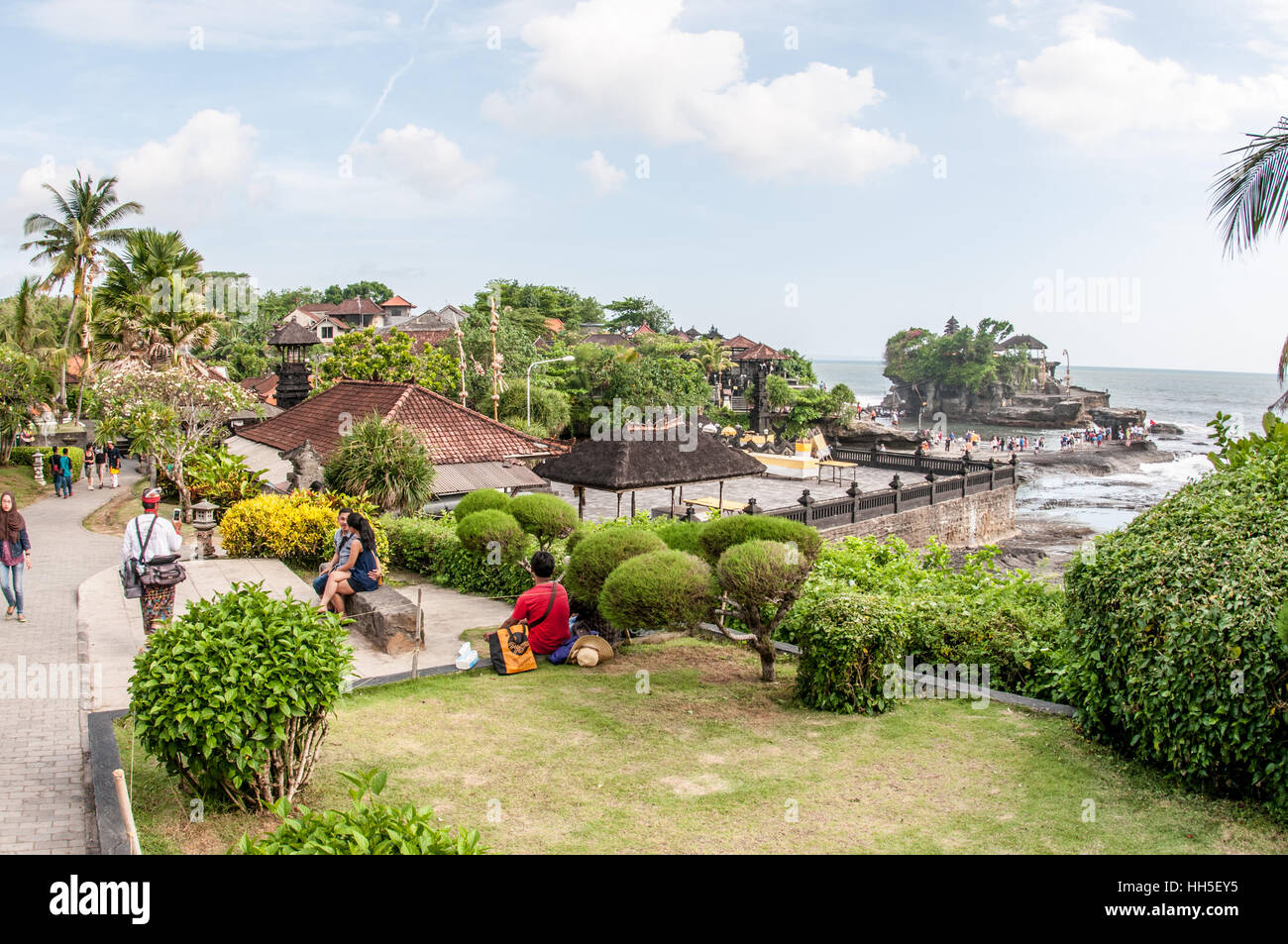 Touristen in Tanah Lot Tempel, Bali, Indonesien Stockfoto