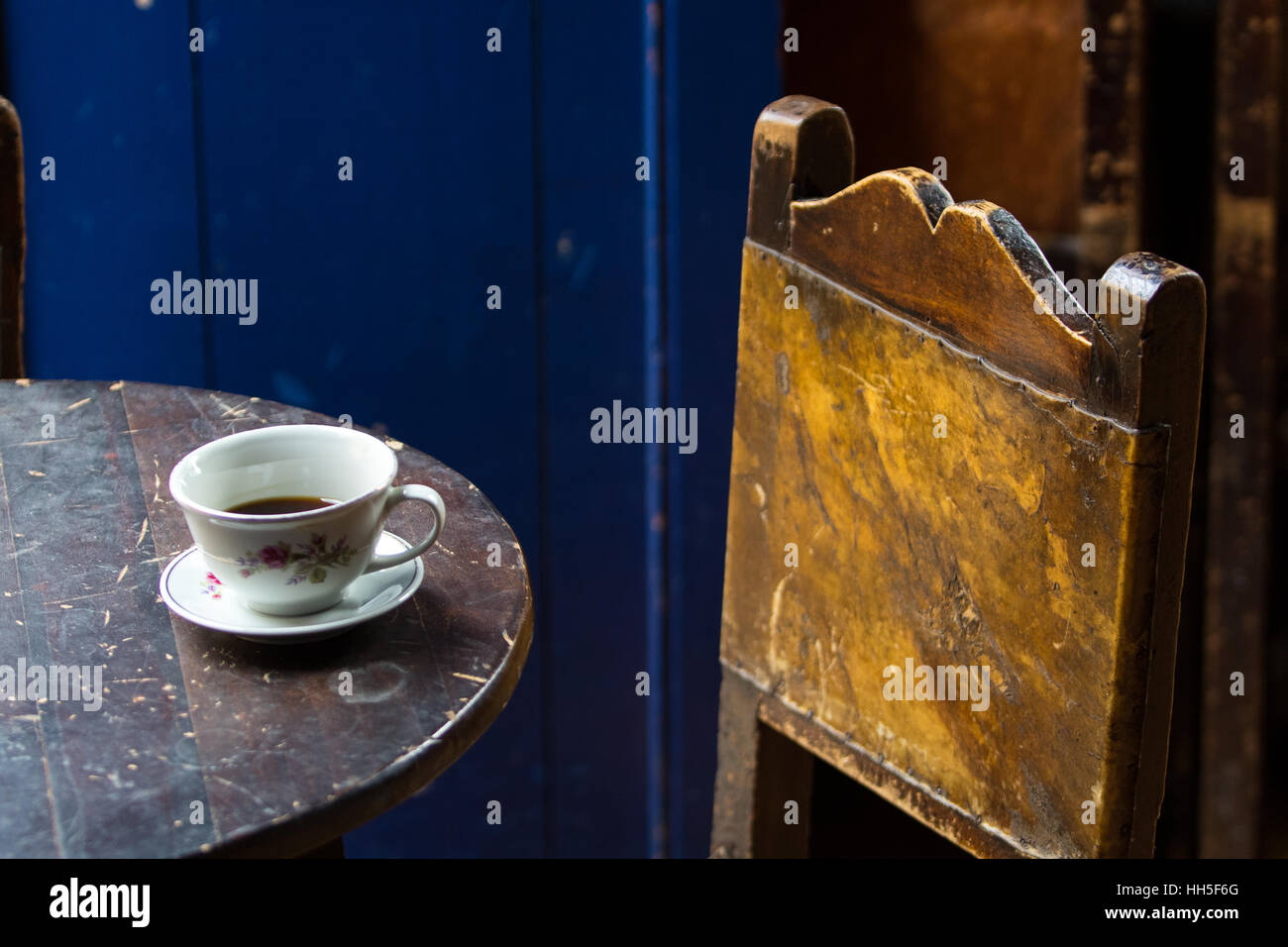 Tasse mit dampfenden Kaffee auf einem rustikalen Tisch in einem Café in El Jardin Bogota Kolumbien Stockfoto