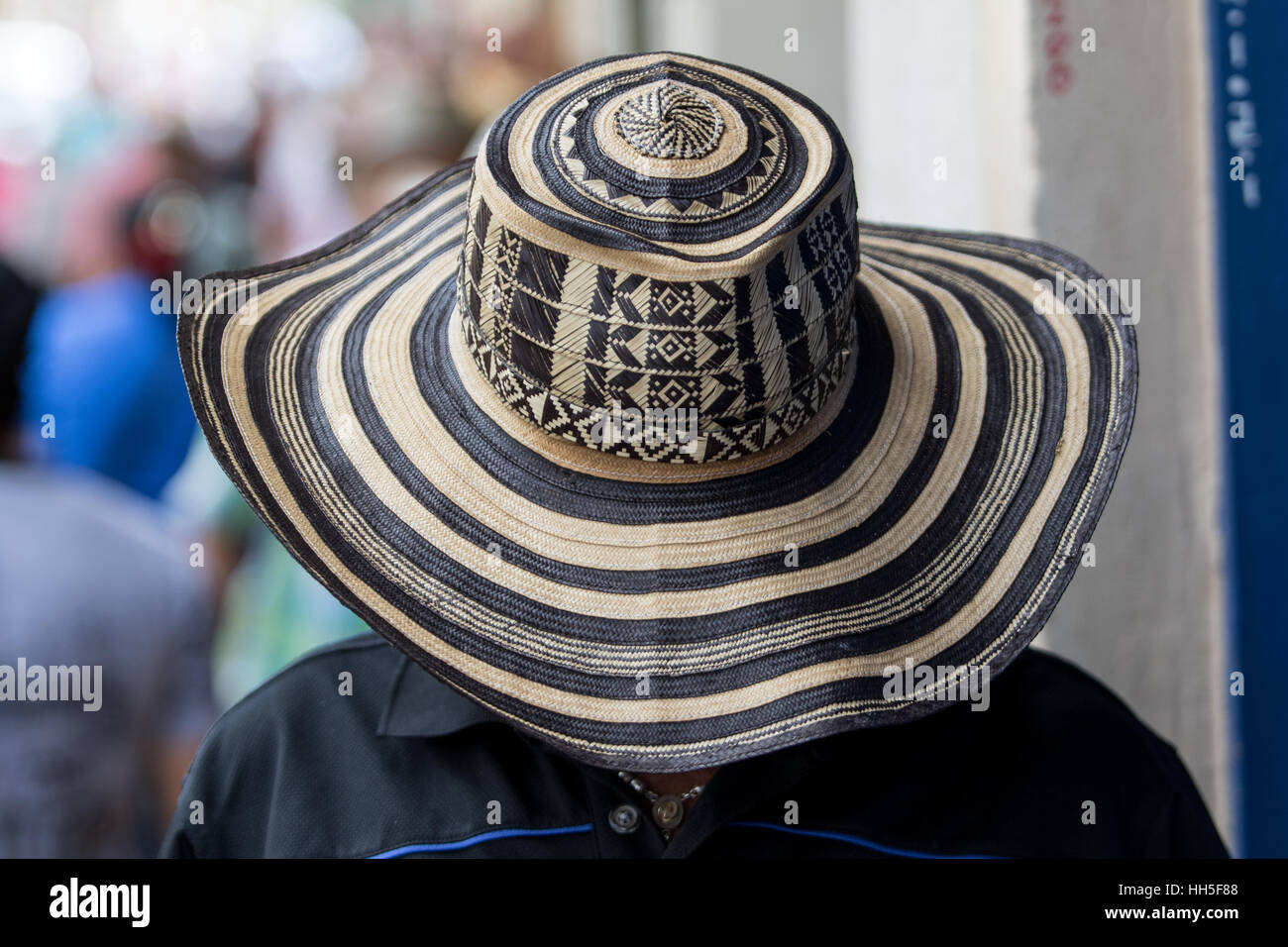 Mann trägt einen traditionellen kolumbianischen Stroh Hut Sombrero Vueltiao genannt Stockfoto