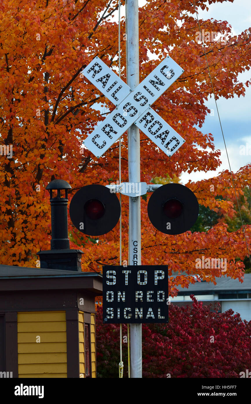 Railroad Crossing Zeichen in North Conway, NH Stockfoto