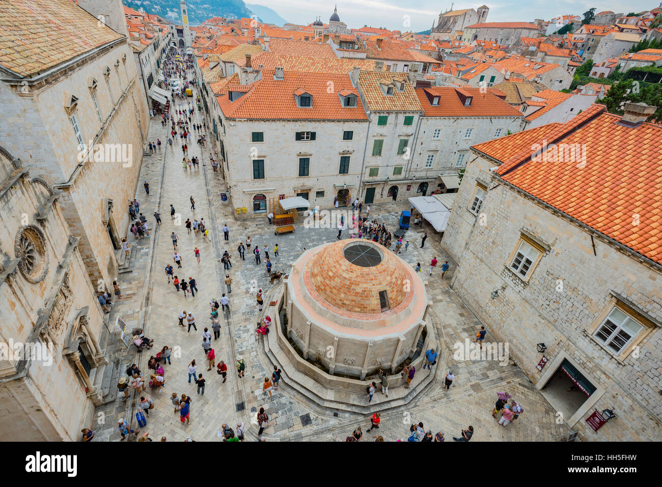 Birdseye Blick auf Dubrovniks Altstadt Platz genommen von der Spitze der alten Stadtmauer rund um die Stadt. Stockfoto