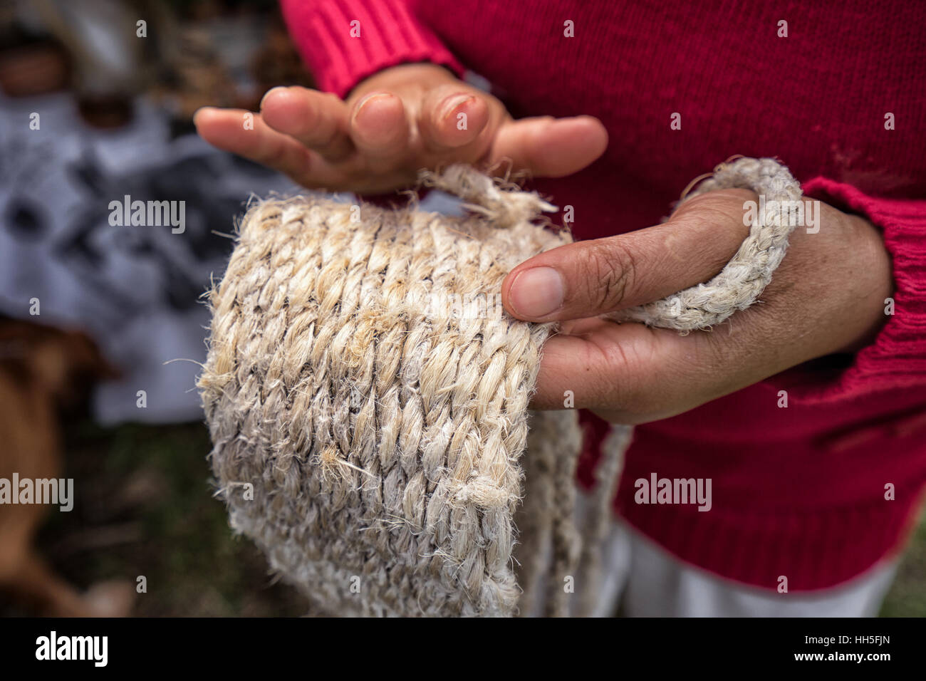 Nahaufnahme einer Womans Hand präsentieren ein gewebtes Band hergestellt aus natürlichen Fasern eines lokalen Kaktus Stockfoto