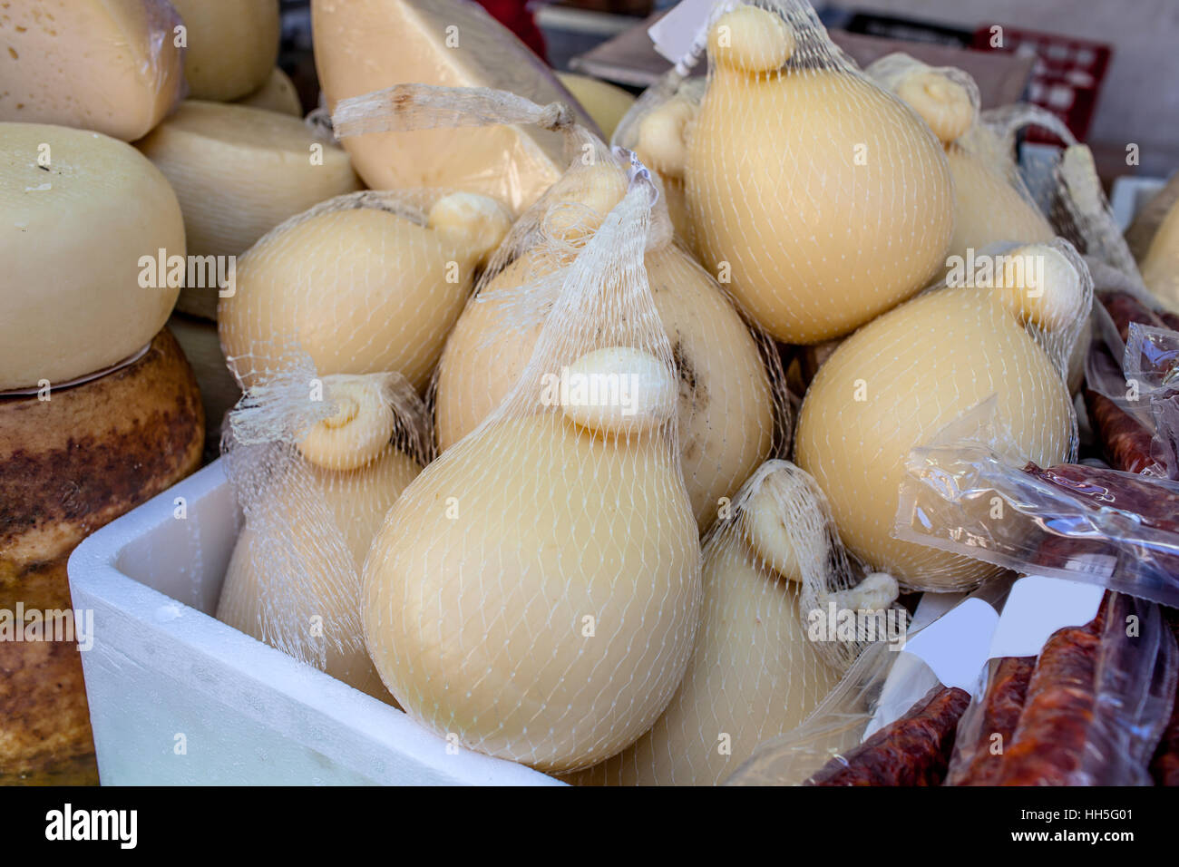 Käse und Salami In Marktstand Stockfoto
