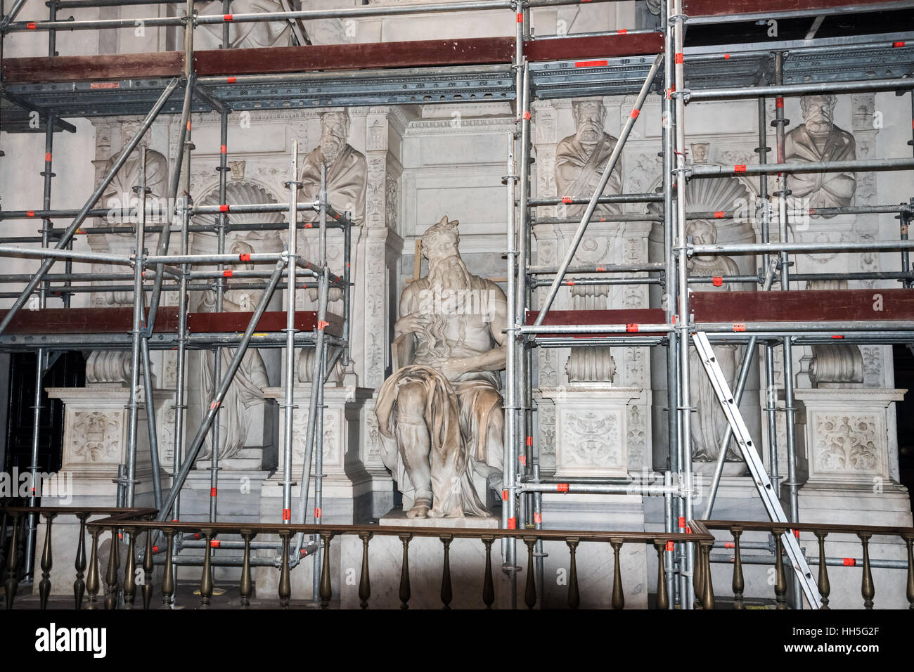 Restauration in der Kirche "Peter in Ketten" Statuen von Moses mit den Tabletten und Skulpturen von Lea und Rahel, Rom, Italien Stockfoto