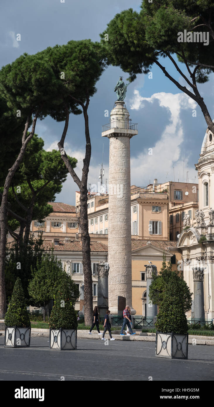 Berühmten Trajanssäule mit Rahmen aus Bäumen, Rom, Italien, Europa Stockfoto