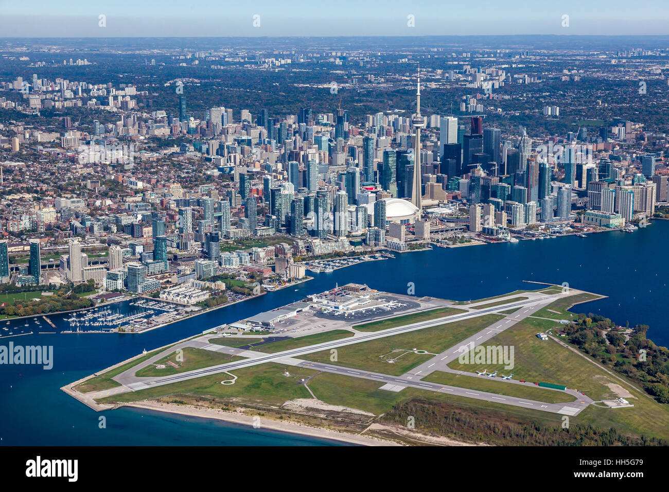 Eine Luftaufnahme aus dem Südwesten der Stadt von Toronto Skyline mit Billy Bishop Airport im Vordergrund. Stockfoto