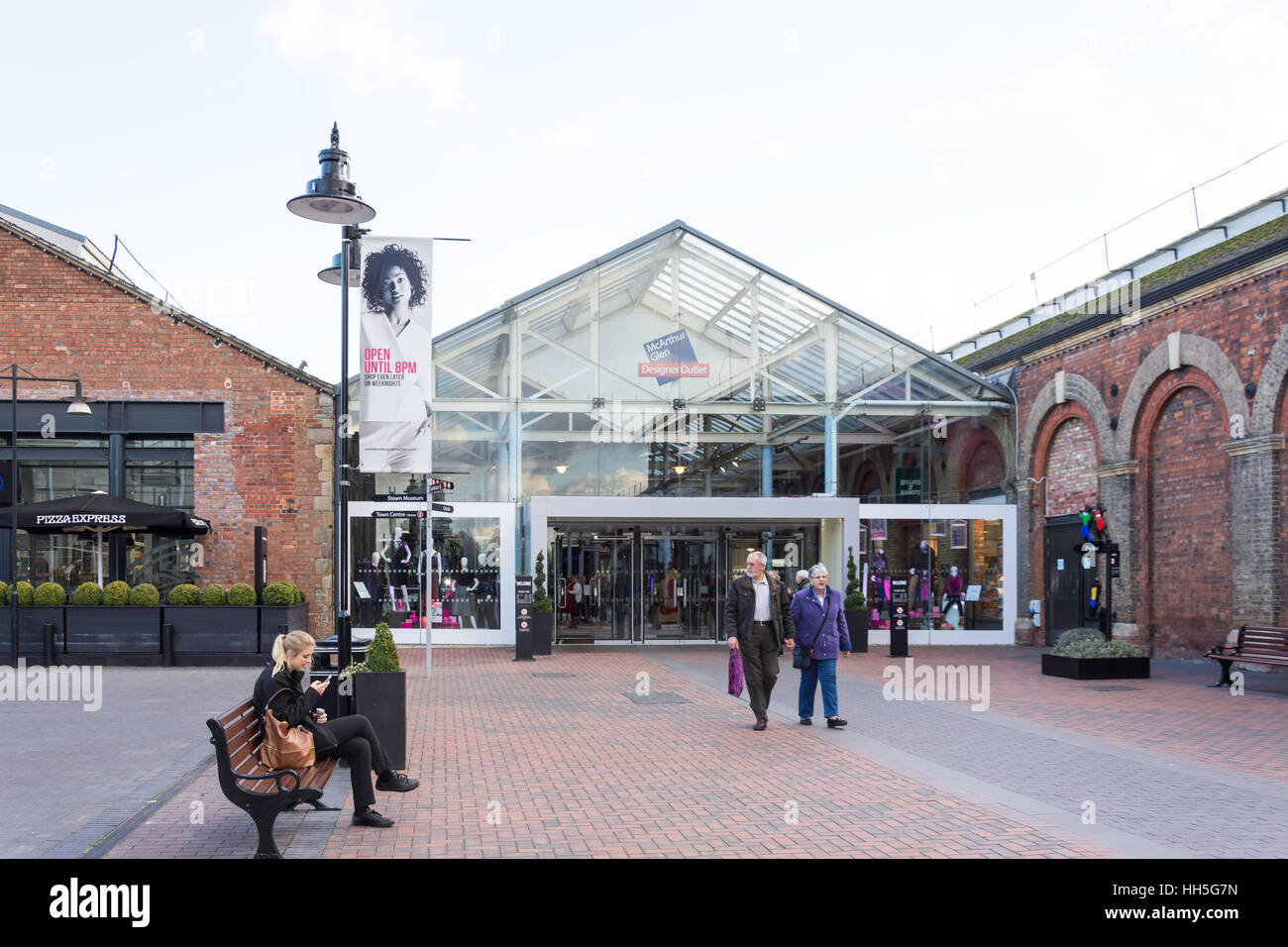 Eingang zum Swindon Designer-Outlet-Stores, Swindon, Wiltshire, England, Vereinigtes Königreich Stockfoto