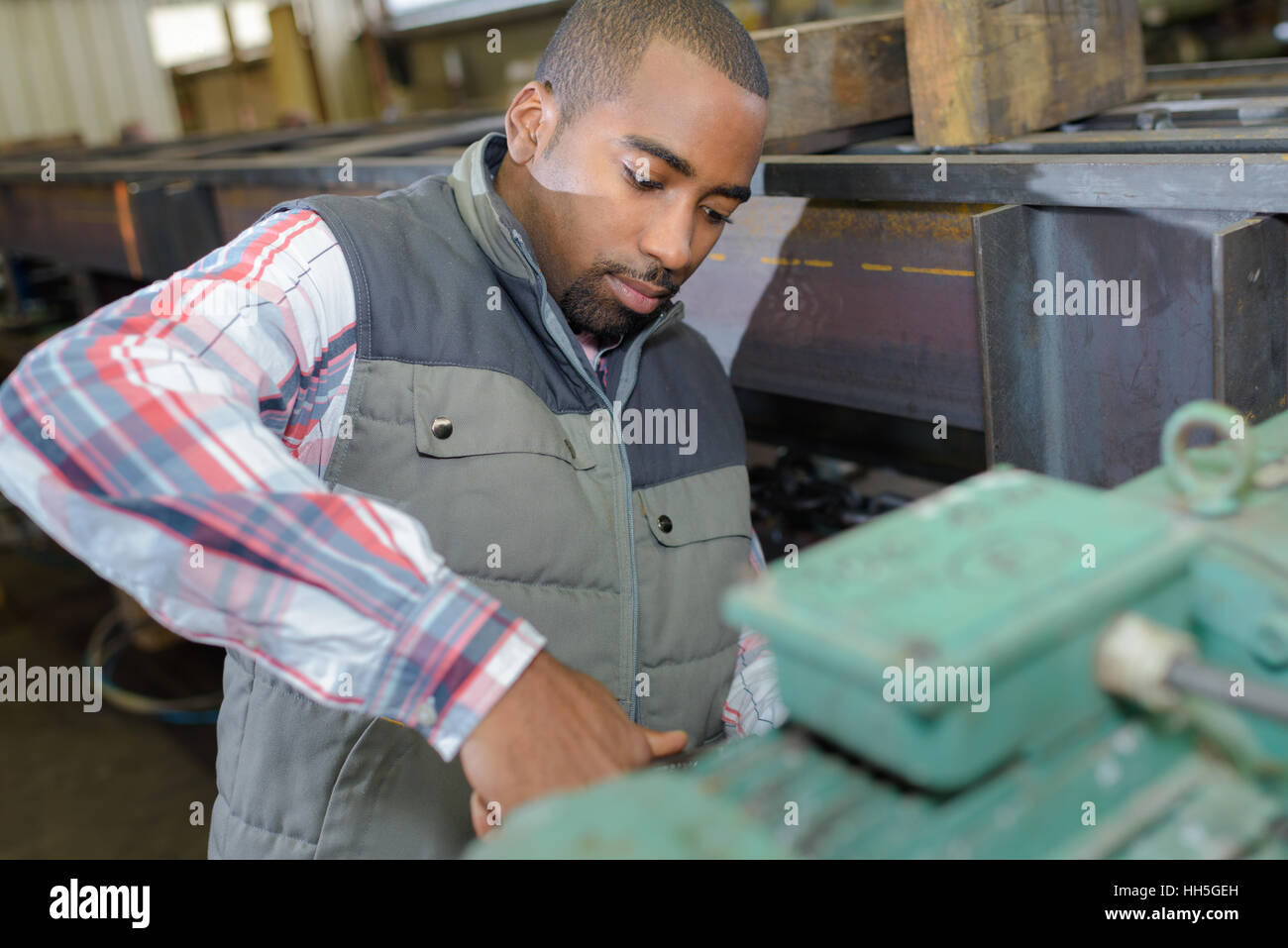 Fabrikarbeiter am Arbeitsplatz Stockfoto