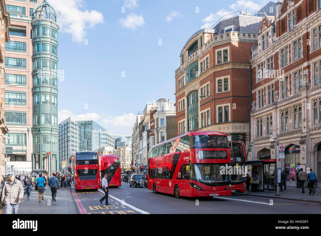 Doppeldecker-Busse in Bishopsgate, City of London, Greater London, England, Vereinigtes Königreich Stockfoto